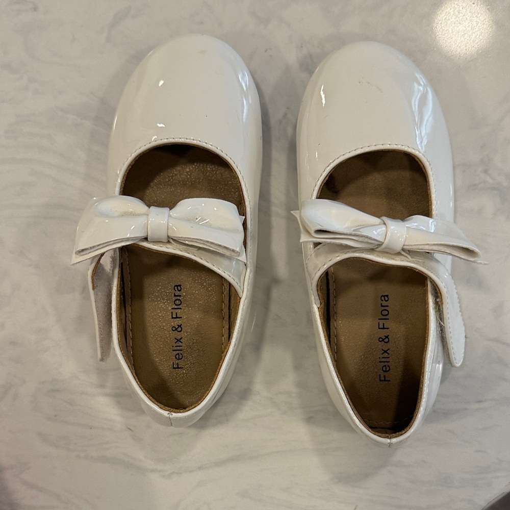 Felix & Flora Girls' White Patent Bow Mary Jane Dress Shoes - Picture 5 of 5